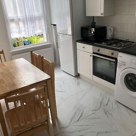 East London 2 Bedroom Flat Exterior photo