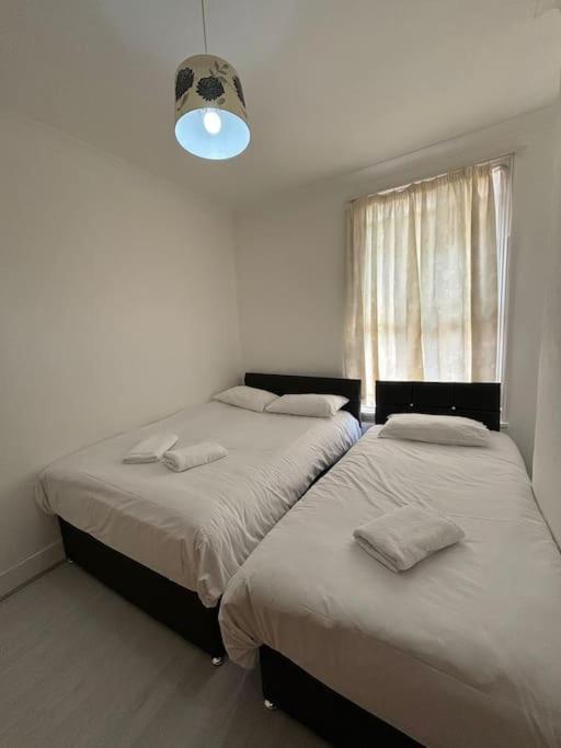 East London 2 Bedroom Flat Exterior photo