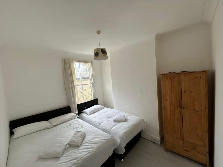 East London 2 Bedroom Flat Exterior photo