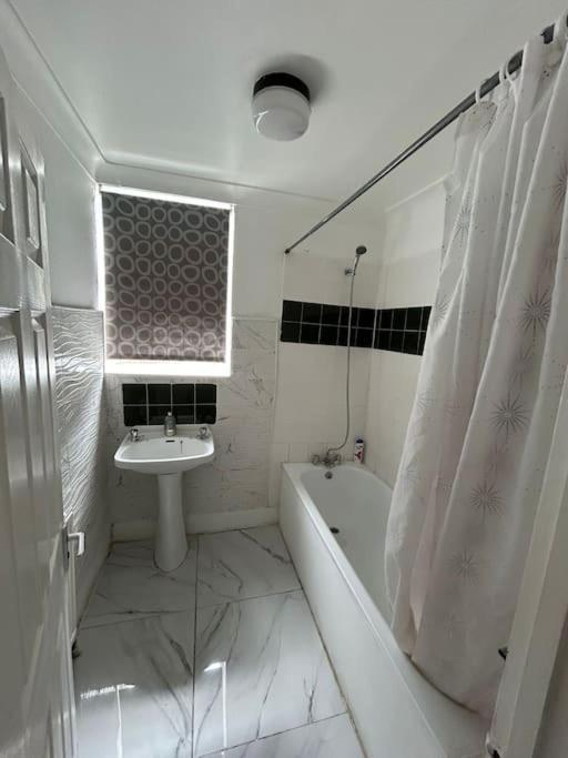 East London 2 Bedroom Flat Exterior photo