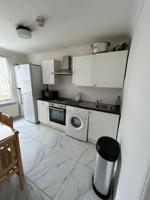 East London 2 Bedroom Flat Exterior photo