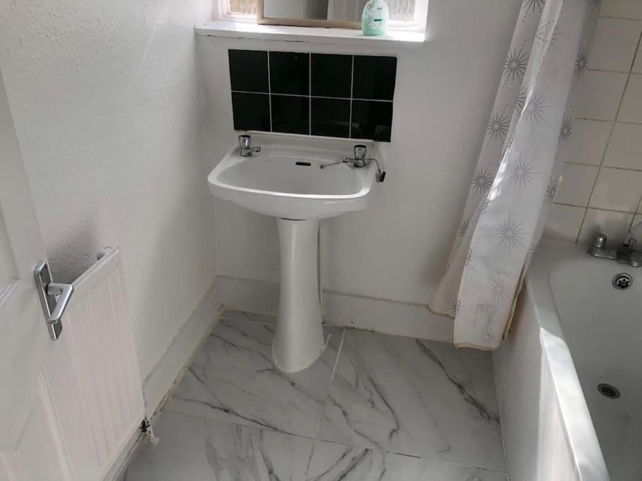 East London 2 Bedroom Flat Exterior photo