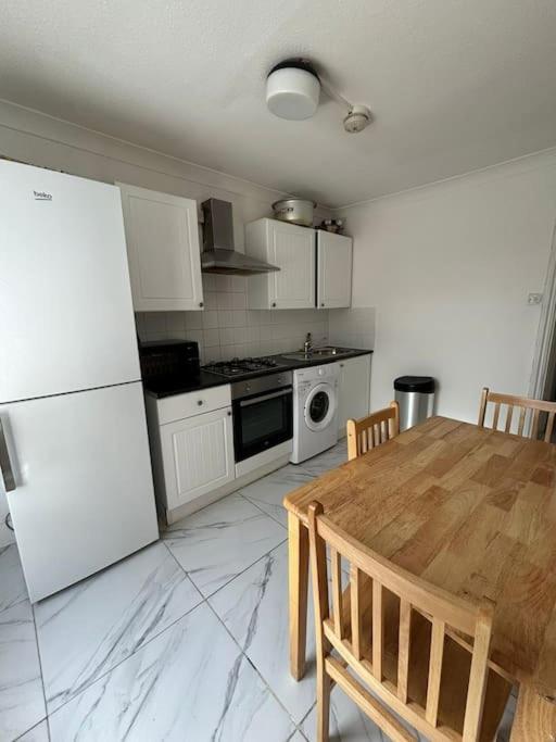 East London 2 Bedroom Flat Exterior photo