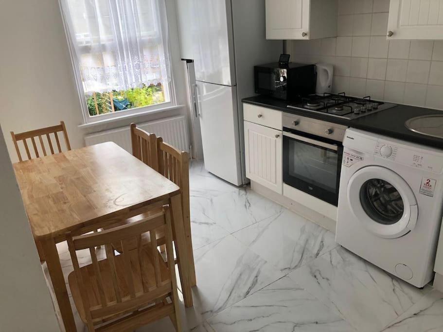 East London 2 Bedroom Flat Exterior photo