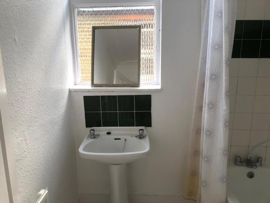 East London 2 Bedroom Flat Exterior photo